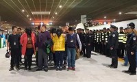 假華為商城詐騙兩千萬(wàn) 警方押解騙子用了一節(jié)車廂