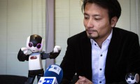 夏普擬下月發(fā)售人形智能手機(jī) 揭示未來手機(jī)模樣