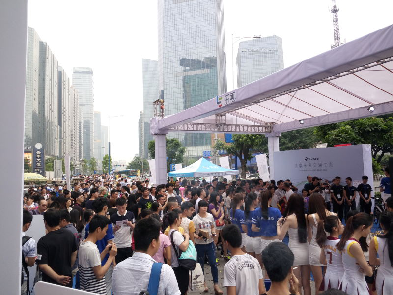 樂(lè)視二代手機(jī)千城萬(wàn)店現(xiàn)貨首銷(xiāo) 樂(lè)迷風(fēng)雨無(wú)阻掀搶購(gòu)熱潮