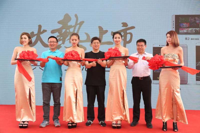 樂(lè)視二代手機(jī)千城萬(wàn)店現(xiàn)貨首銷(xiāo) 樂(lè)迷風(fēng)雨無(wú)阻掀搶購(gòu)熱潮