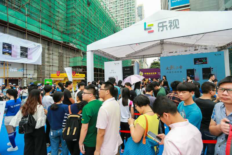 樂(lè)視二代手機(jī)千城萬(wàn)店現(xiàn)貨首銷(xiāo) 樂(lè)迷風(fēng)雨無(wú)阻掀搶購(gòu)熱潮