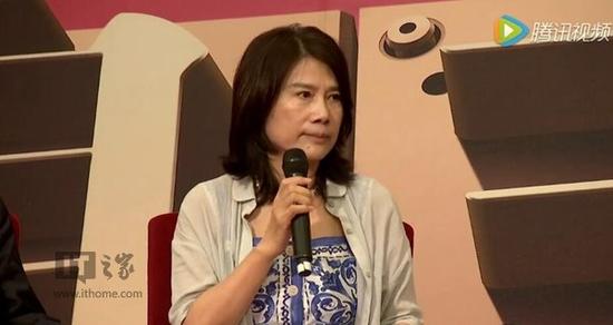 董明珠為證明格力手機質(zhì)量怒摔手機！撂狠話：你敢摔嗎？