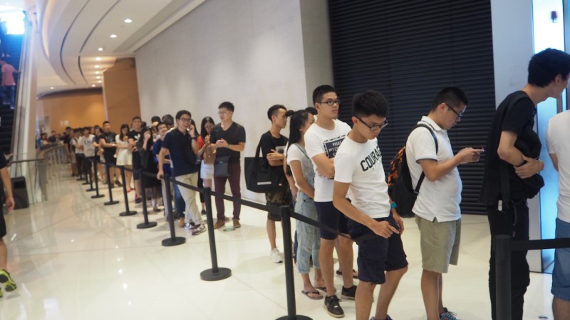 iPhone 7廣州遭瘋搶、黃牛生意火爆,分析師頻遭打臉
