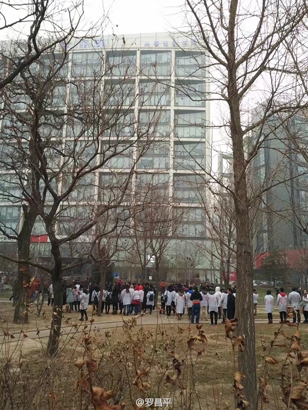樂視樓下聚集上百人身著白衣“討債”:真相曝光