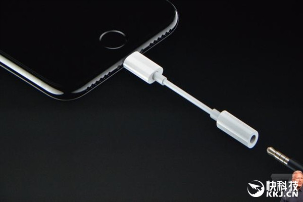 iPhone 8要用USB-C?蘋果用新接口給出答案