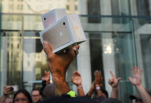 iPhone采用OLED是大勢(shì)所趨？高價(jià)格或成絆腳石