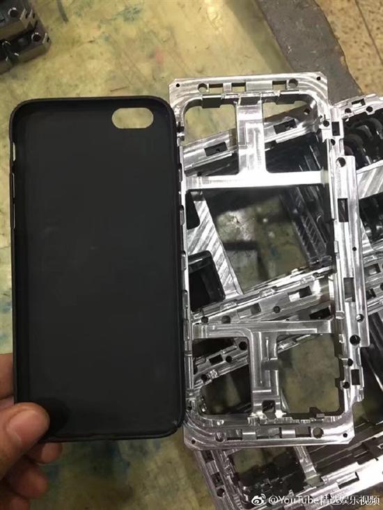 富士康工廠泄露iPhone 8“裸機(jī)”:又窄又短