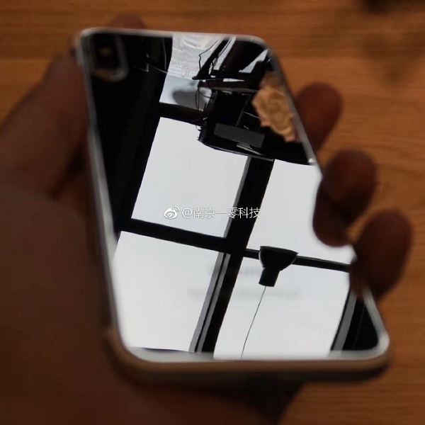 告別“亮黑”煩惱?iPhone 8背殼玻璃讓它不容易被刮花