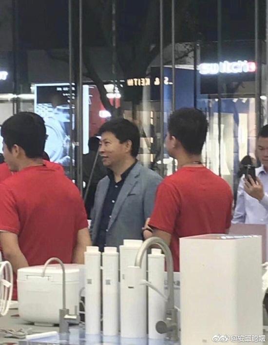 搞事情？華為余承東現(xiàn)身深圳小米之家旗艦店