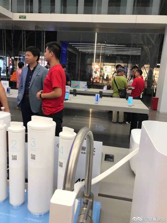 搞事情？華為余承東現(xiàn)身深圳小米之家旗艦店
