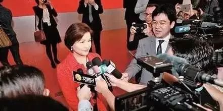 “她的工廠一旦停工，全球手機都得斷貨”，她是中國女首富，身價 500 億！