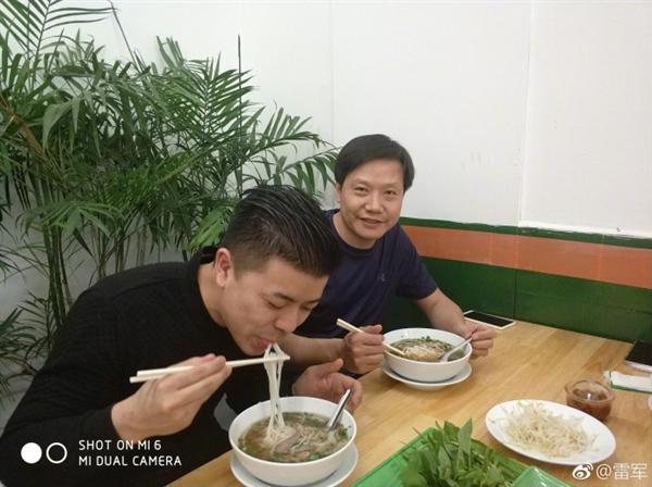 雷軍曬照：越南吃河粉，米粉送斗笠！網(wǎng)友直呼太接地氣了