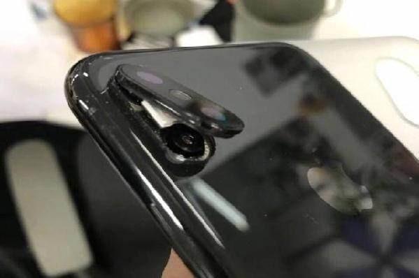 iPhone X攝像頭蓋翹起 接近萬元質量堪憂