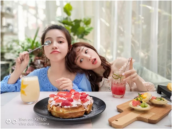 vivo X21屏幕指紋手機(jī)正式推出，AI智慧拍照厲害了