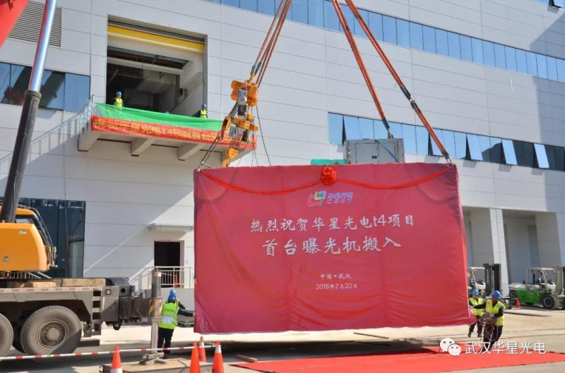 武漢華星光電t4首臺曝光機搬入