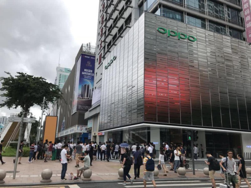 OPPO深圳首開超級旗艦店，認(rèn)定線下店減少是趨勢