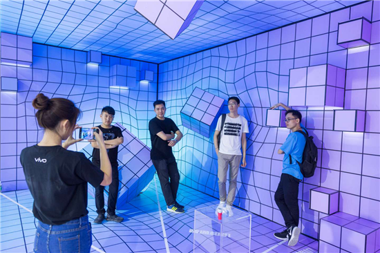 全新vivo X23亮相天翼展，時(shí)尚外觀吸引眾人圍觀