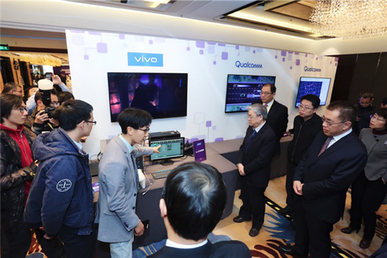 vivo業(yè)內(nèi)首次公開展示5G手機，微信等常用應(yīng)用已可使用
