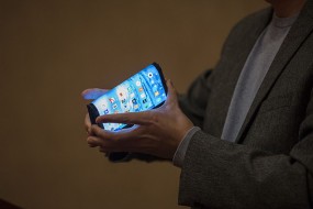CES 2019：中國(guó)廠商柔宇科技展示可折疊手機(jī)