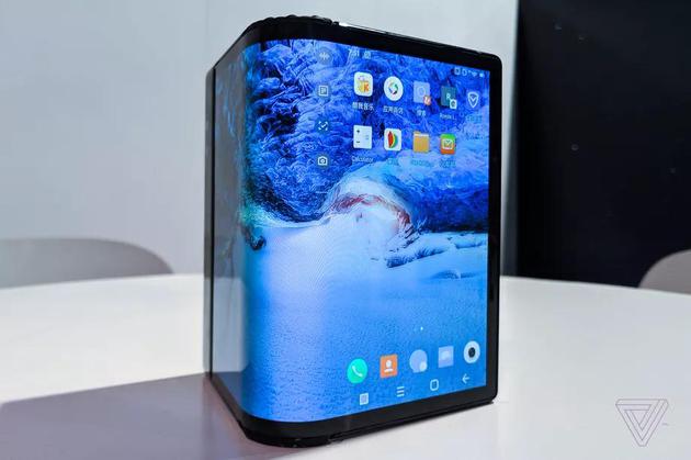 柔宇在CES上展出“柔派”智能手機 外媒并不看好