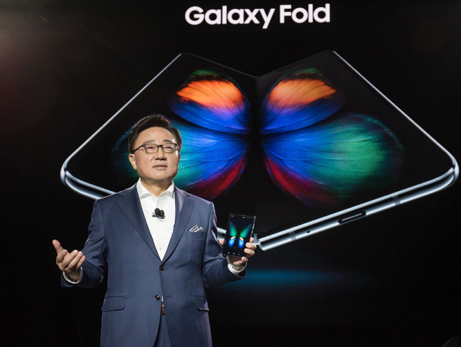開(kāi)創(chuàng)智能手機(jī)新品類：三星折疊手機(jī)Galaxy Fold解析