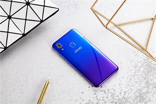 vivo U1真機(jī)圖賞：靈動(dòng)水滴屏+科技美學(xué)，千元品質(zhì)典范