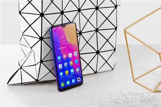 vivo U1真機(jī)圖賞：靈動(dòng)水滴屏+科技美學(xué)，千元品質(zhì)典范