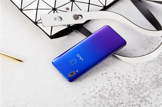 vivo U1真機(jī)圖賞：靈動(dòng)水滴屏+科技美學(xué)，千元品質(zhì)典范