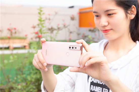 潮美外觀+全新拍照體驗！vivo S1寵愛粉照亮你的美