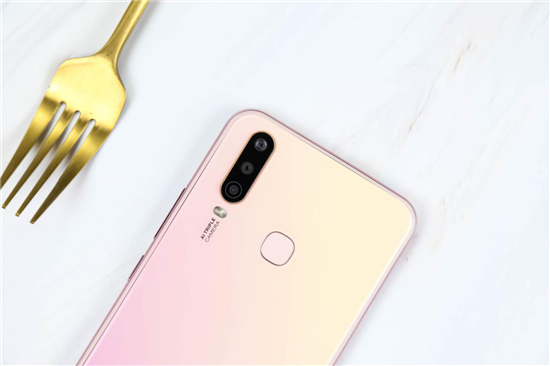 vivo Y3拍照實(shí)測(cè)：細(xì)節(jié)與質(zhì)感并存，見(jiàn)證三攝震撼視野
