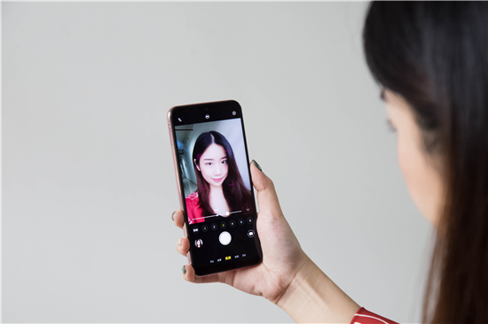 vivo Y3拍照實(shí)測(cè)：細(xì)節(jié)與質(zhì)感并存，見(jiàn)證三攝震撼視野