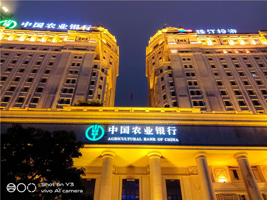 vivo Y3拍照實(shí)測(cè)：細(xì)節(jié)與質(zhì)感并存，見(jiàn)證三攝震撼視野