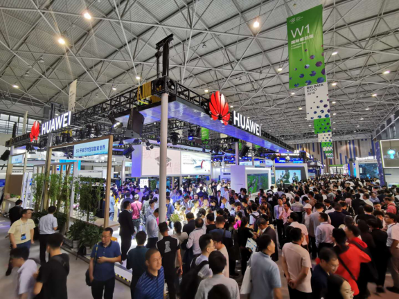 華為5G基站發(fā)貨量超過10萬個，引領(lǐng)全球5G規(guī)?；逃? width=
