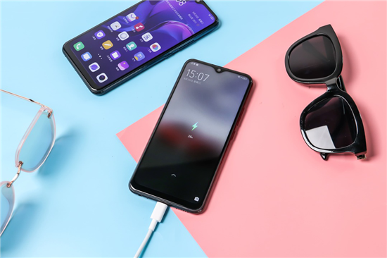 讓美更深邃！閃充強(qiáng)續(xù)航vivo Y3 4GB+64GB版新配色正式開售