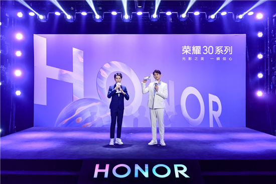 榮耀30系列的驚艷絕倫，讓榮耀為其舉辦了一場秀