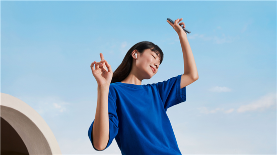 　　作為在6月1日vivo夏季新品發(fā)布會上正式亮相的產品，vivo TWS Neo真無線耳機一直是最近音頻市場上的焦點。這款售價為499元的真無線耳機主打好音質和低延遲，搭載的14.2mm超大單元可以帶來澎湃的聲音表現(xiàn)；而搭配vivo最新影像旗艦手機X50后，更是可以實現(xiàn)88ms超低延遲，無論是游戲還是追劇，都可以做到音畫同步，大大提升用戶使用感受。 　　 　　對于一款真無線耳機來說，限于產品體積、使用環(huán)境、腔體和電池等諸多因素的影響，絕大多數(shù)的真無線耳機都或多或少的會出現(xiàn)延遲的問題。vivo TWS Neo真無線耳機的推出，則致力于通過技術創(chuàng)新打造接近無感的「穩(wěn)定低延遲」體驗。 　　 　　vivo TWS Neo真無線耳機與最新發(fā)布的vivo X50手機搭配使用時，通過第二代雙路傳輸技術與系統(tǒng)級全鏈路優(yōu)化，可以實現(xiàn)88ms的超低延遲表現(xiàn)，這一成績是刷新業(yè)界記錄。而從用戶的具體使用感受中，無論是游戲還是觀看視頻，vivo TWS Neo真無線耳機都可以做到行云流水、音畫同步的人機暢快合一感受。 　　 　　不僅如此，vivo TWS Neo真無線耳機還支持全新的智能動態(tài)低延遲功能，這一功能可以讓耳機根據(jù)用戶周圍的環(huán)境智能調整碼率。通過機場實測，平均卡音次數(shù)可較傳統(tǒng)真無線耳機轉發(fā)模式降低90%，即便用戶在復雜環(huán)境也能保障更穩(wěn)定連接，全程無需手動干預，無處不在而又自然無感。 　　 　　vivo TWS Neo真無線耳機在 vivo 官方商城、vivo京東自營官方旗艦店、iQOO京東自營官方旗艦店、vivo京東官方旗艦店、iQOO京東官方旗艦店、vivo天貓官方旗艦店、iQOO天貓官方旗艦店、vivo手機蘇寧自營旗艦店、iQOO手機蘇寧自營旗艦店、vivo體驗店同步熱銷中，售價499元，感興趣的用戶可以下單體驗。另外，在上述渠道與部分vivo手機同時下單購買，可享更多優(yōu)惠。